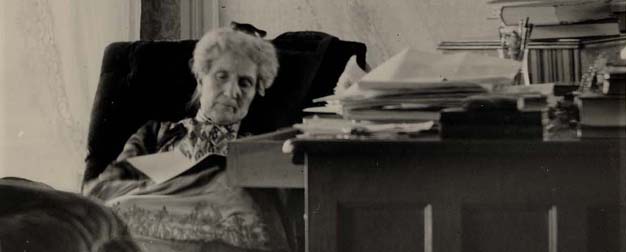 Mary Baker Eddy seated at her desk at Pleasant View, early 1900s. (P00055) © CSBD.