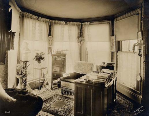 Mary Baker Eddy’s study and desk at Pleasant View