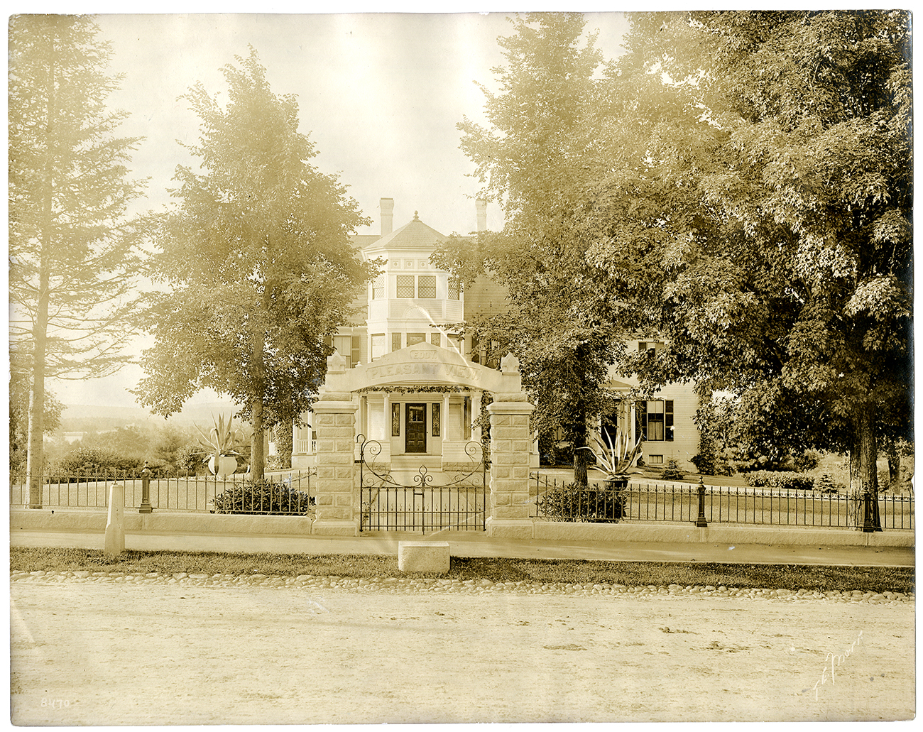 Pleasant View, front gate, undated (P06584). Courtesy of The Mary Baker Eddy Collection