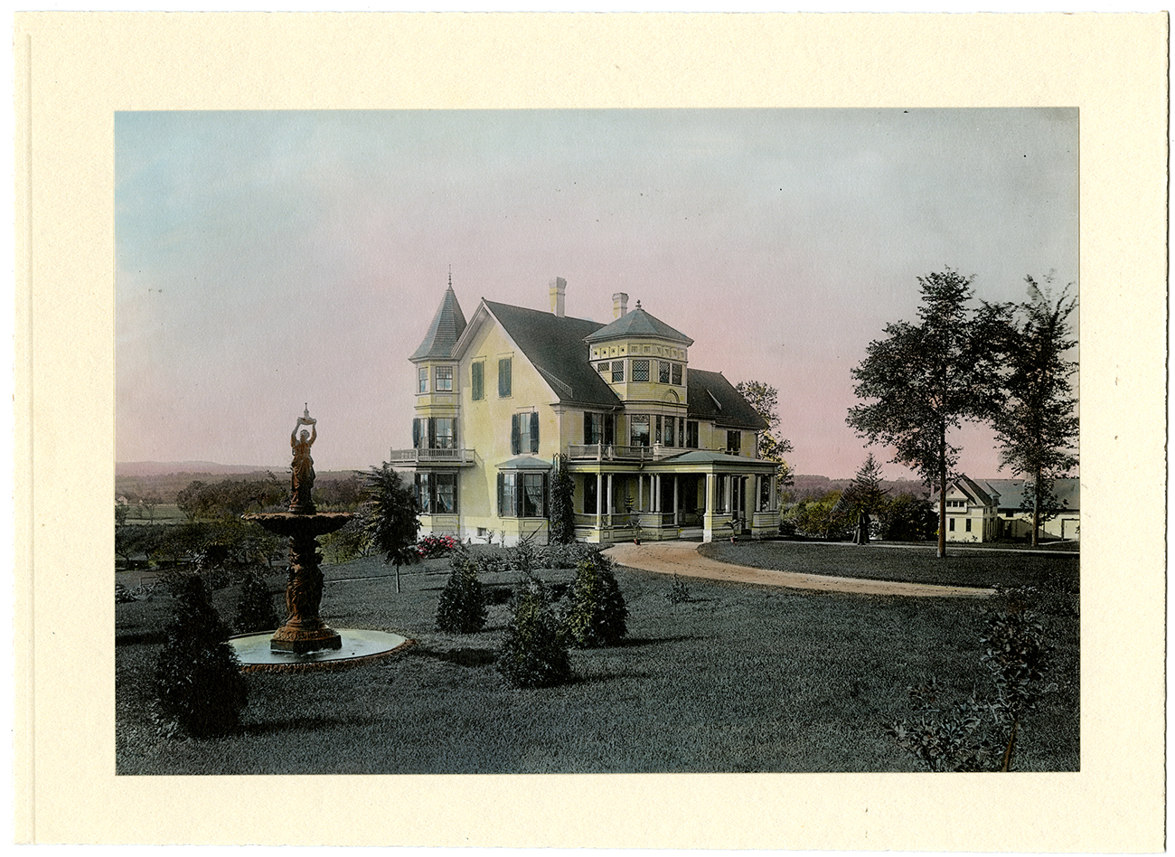 Mary Baker Eddy assise à son bureau, à Pleasant View, début des années 1900.