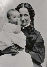 Mary Baker Eddy avec un enfant, 1867-1868. P00080