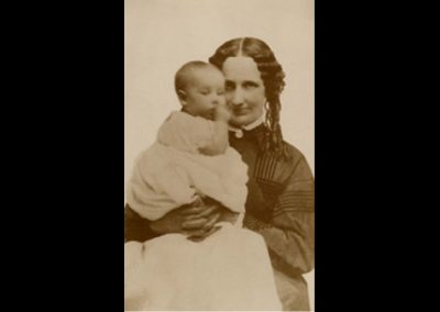 Mary Baker Eddy avec un enfant qu’elle ne connaît pas, entre août 1867 et juillet 1868. P00080