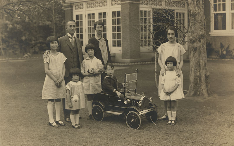 La famille Matsukata, vers 1927. Avec la permission du Patrimoine Miyo Matsuka par l’entremise de Mimi Oka.