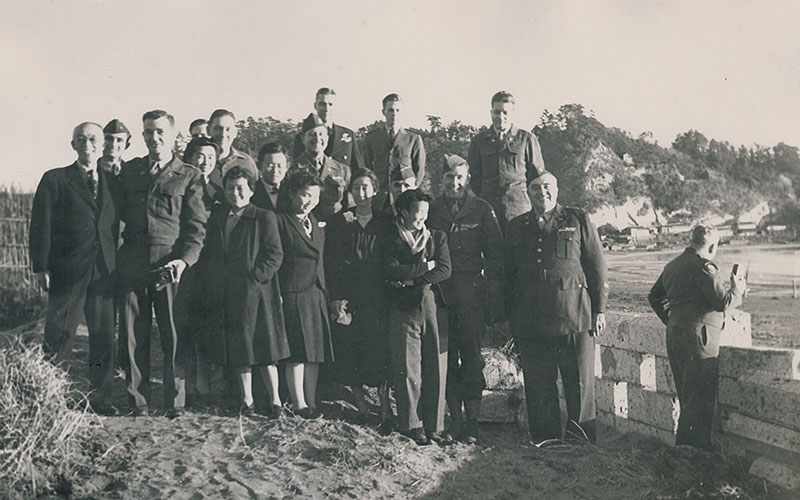 Scientistes chrétiens japonais et américains, le jour de Noël 1945. Avec la permission de Mimi Oka et Takashi Oka.