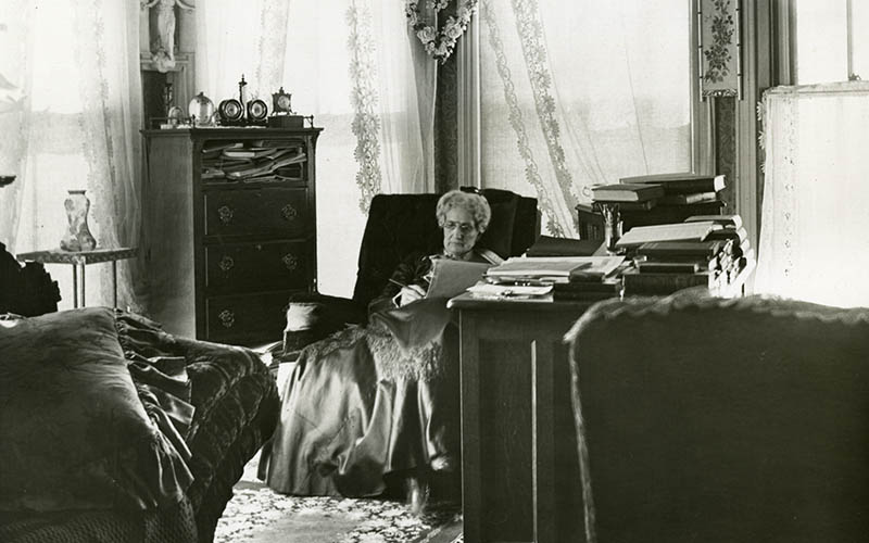 P00036_-_Eddy_in_her_study_at_Pleasant_View,_circa_1900 Mary Baker Eddy assise à son bureau, à Pleasant View, début des années 1900.