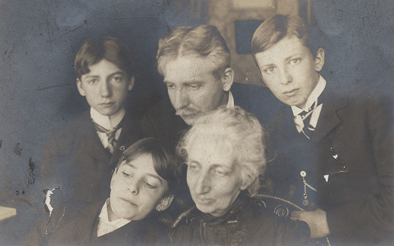 “Bicknell Young con su mujer y sus hijos” width=