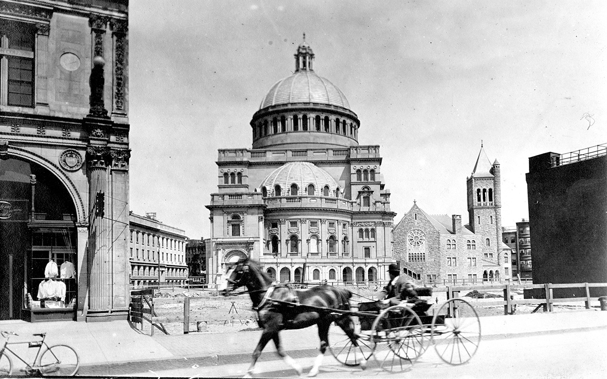 2023-08b Eddy entering TMCX - P08582 (1) A carriage on Huntington Avenue passes by the Mother Church Extension, 1909.