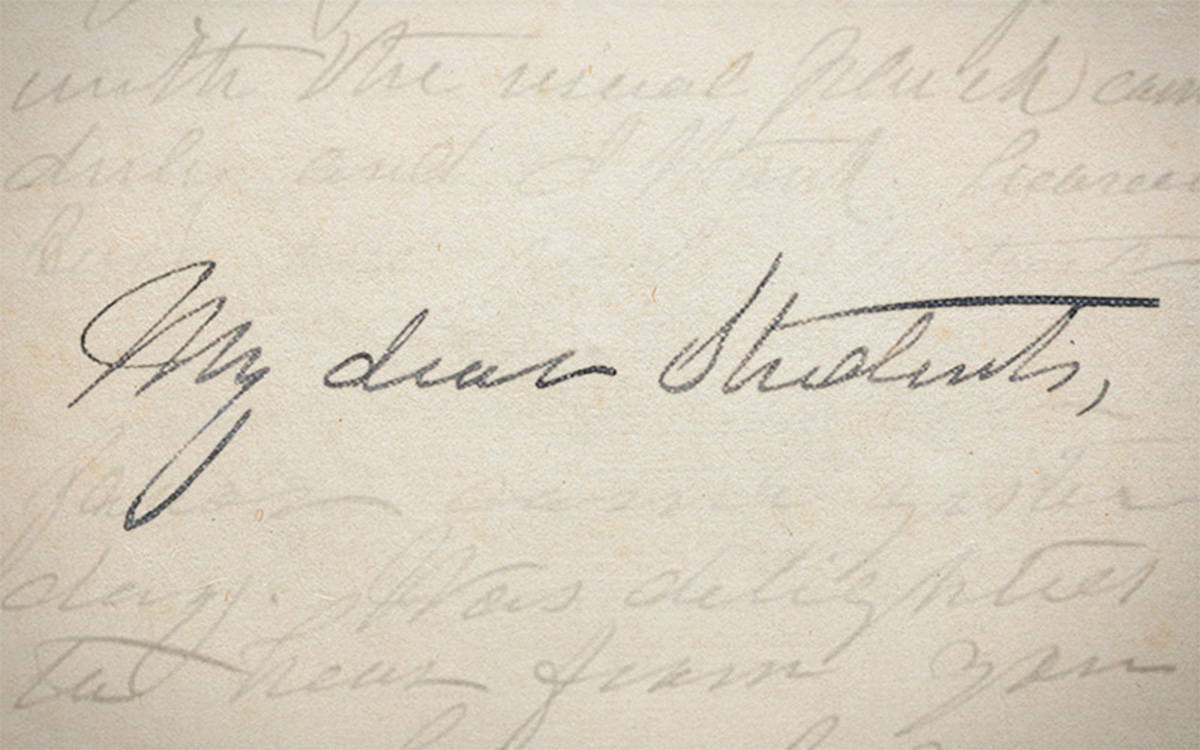 Bild: Eine stilisierte Grafik mit den Worten „Meine lieben Schüler“ in Mary Baker Eddys Handschrift im Vordergrund und verblassten handgeschriebenen Worten im Hintergrund.